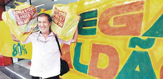 Geraldo Moreira aproveitou o saldão ontem, mas ainda quer uma TV (Gladyston Rodrigues/EM/D.A Press)
