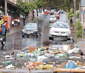 Vergonha - Lixo acumulado em bueiro na Rua Ituiutaba, no Bairro Prado, virou rotina em BH (ramon lisboa/EM/D. A PRESS)