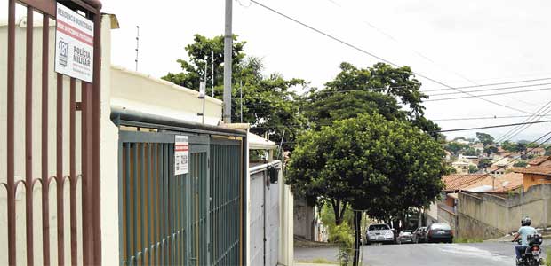 Casas de rua do Bairro Santa Amélia ostentam placas de um grupo quase invisível de vigilância, atento a todas as movimentações suspeitas (Maria Tereza Correia/EM/D.A Press)