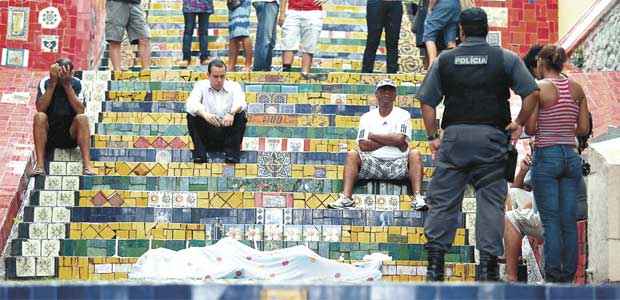 Durante a manhã o clima foi de comoção e diversas velas foram acesas (Bruno Cesar/AFP ) Durante a manhã o clima foi de comoção e diversas velas foram acesas (Bruno Cesar/AFP )