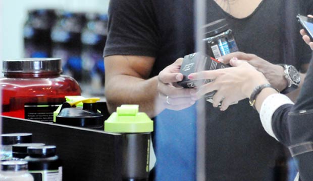 Em loja de shopping de Águas Claras, vendedor afirma que entrega o OxyElite Pro em até dois dias (Edilson Rodrigues/CB/D.A.Press) Em loja de shopping de Águas Claras, vendedor afirma que entrega o OxyElite Pro em até dois dias (Edilson Rodrigues/CB/D.A.Press)