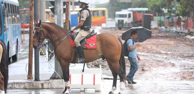 Mesmo com policiais a cavalo, de bicicletas e de motos, comerciantes se sentem ameaçados (Edésio Ferreira/EM/D.A Press)