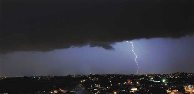 Número de raios aumenta 185% no atual período chuvoso e descargas já mataram sete pessoas em Minas (Beto Novaes/EM/D.A Press - 26/11/10)