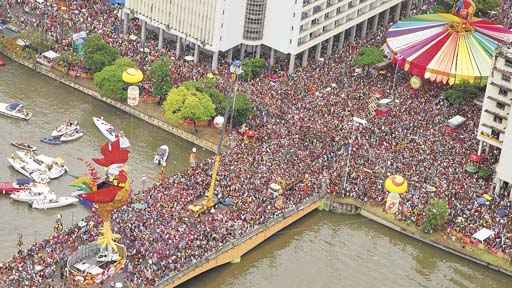 Em 1995, o bloco Galo da Madrugada ganhou o título por levar às ruas do Recife mais de 1,5 milhão de pessoas (Blenda Souto Maior/DP/D.A Press) Em 1995, o bloco Galo da Madrugada ganhou o título por levar às ruas do Recife mais de 1,5 milhão de pessoas (Blenda Souto Maior/DP/D.A Press)