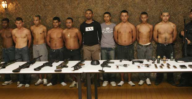 Presos e armas apreendidos pela polícia do RJ após o sucesso da operação em 2010 (JOAO LAET/AGENCIA O DIA/AE) Presos e armas apreendidos pela polícia do RJ após o sucesso da operação em 2010 (JOAO LAET/AGENCIA O DIA/AE)