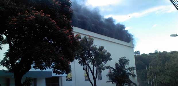 Grande volume de fumaça negra tomou conta do prédio do museu na PUC Minas (Ivan Drumond/EM/D.A.Press)