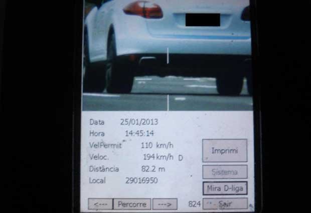 Foto divulgada pela Pol�cia Rodovi�ria Federal do Rio Grande do Sul mostra o ve�culo Porsche Cayenne 2013 flagrado no radar a 194 km/h na BR-290, pr�ximo de Santo Ant�nio da Patrulha (RS). O limite na rodovia � de 110km/h. (Reprodu��o / Twitpic)