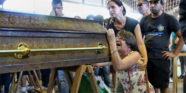 Dor das famílias das vítimas do incêndio na boate Kiss, em Santa Maria (AFP Photo) Dor das famílias das vítimas do incêndio na boate Kiss, em Santa Maria (AFP Photo)