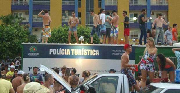 Foli�es dan�aram sobre o posto da pol�cia durante a edi��o de 2012 (Divulga��o / Pol�cia Militar)