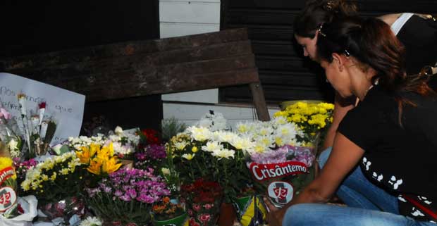 Vítimas do incêndio no boate Kiss são lembradas diariamente com flores (Carlos Vieira/CB/D.A Press) Vítimas do incêndio no boate Kiss são lembradas diariamente com flores (Carlos Vieira/CB/D.A Press)