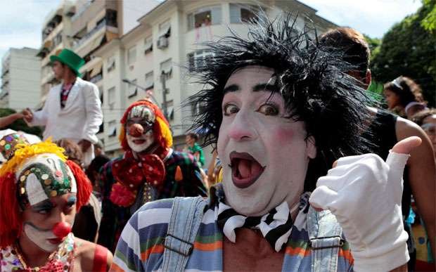 Festa come�ou �s 9h com a sa�da do Gigante da Lira,  bloco dedicado � crian�ada  (REUTERS/Sergio Moraes)