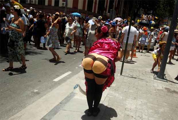 Participante exibe fantasia no 'Escravos de Mau�' (REUTERS/Pilar Olivares )
