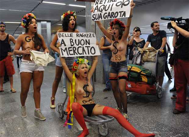 Manifestação foi feita quando desembarcaram passageiros vindos da Itália (AFP PHOTO/VANDERLEI ALMEIDA) Manifestação foi feita quando desembarcaram passageiros vindos da Itália (AFP PHOTO/VANDERLEI ALMEIDA)