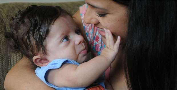 Diagnosticado com a doença depois do nascimento, Miguel Caldeira, de 6 meses, recebe carinho da mãe, Taís, e retribui (Beto Novaes/EM/DA Press)