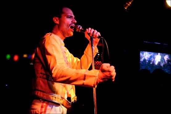 Vocalista da banda Lurex, Reinaldo Amand é Freddie Mercury no palco