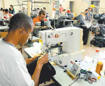 Indústria do vestuário mineira comemora o fato de ter mais tempo útil para acelerar ritmo de fabricação de peças (EULLER JÚNIOR/EM/D.A PRESS)