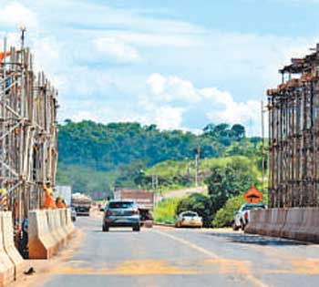 Atraso na aprovação do Orçamento para este ano afeta obras de infraestrutura bancadas com recursos públicos (MARCOS MICHELIN/EM/D.A PRESS)