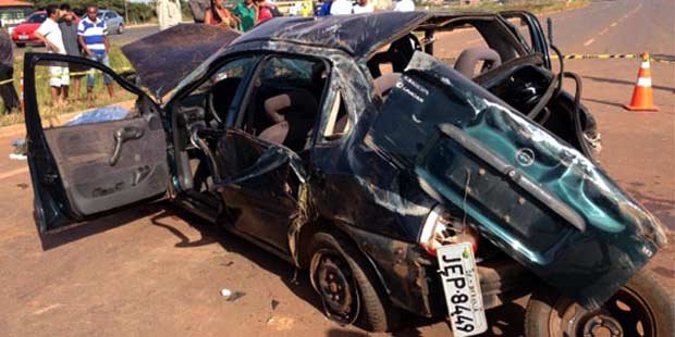 Carro ficou completamente destru�do (Marcelo Ferrira/CB/DA Press)