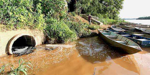 Manilha lança poluentes sem qualquer tratamento nas altura de Pirapora, onde pescadores tentam tirar das águas seu sustento (Solon Queiroz/Esp. EM)