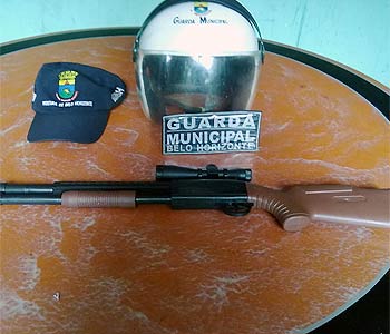 A réplica da arma foi comprada por R$ 30 no Centro de BH (Guarda Municipal/Divulgação)