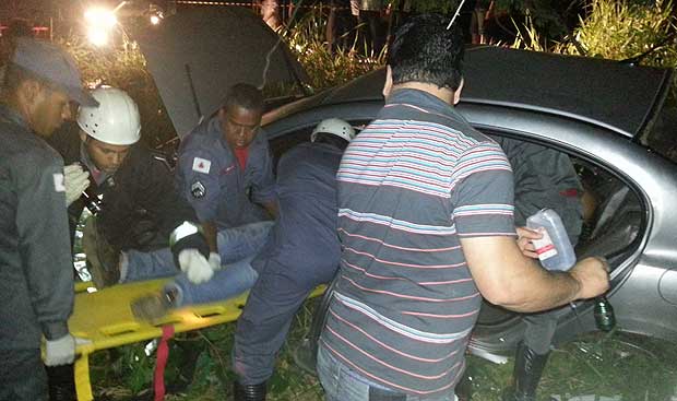 Tentativa de resgato de uma vítima do Honda Civic no acidente em Montes Claros (Divulgação Corpo de Bombeiros)