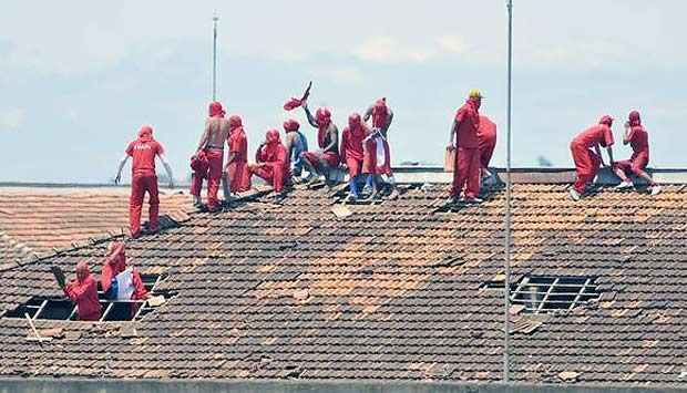 Em cima do telhado, presos tentam convencer detentos de outros pavilhões a participarem da rebelião (Juarez Rodrigues/EM/D.A.Press)