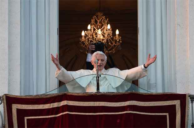 Última bênção de Bento XVI emocionou peregrinos   (AFP PHOTO / FILIPPO MONTEFORTE )