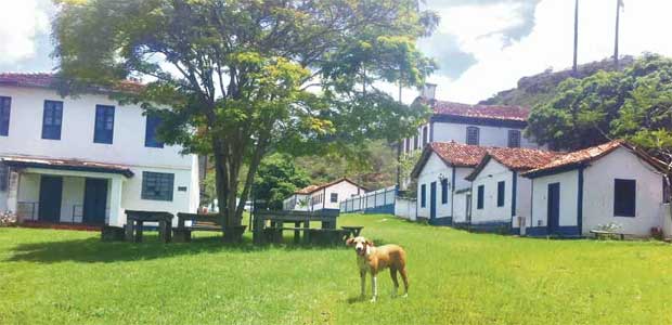 Hoje, três adultos, uma criança e o vira-lata Mequetrefe moram no  pacato lugarejo, a 300 quilômetros de Belo Horizonte e a 14 do Centro Histórico de Diamantina (Paulo Henrique Lobato/EM/D.A Press)