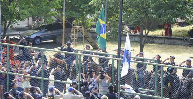 As bandeiras do Brasil e do Rio de Janeiro foram hasteadas hoje, às 10h20, na quadra do Conjunto Esperança do Parque Alegria, área do Caju (Tânia Rêgo/ABr) As bandeiras do Brasil e do Rio de Janeiro foram hasteadas hoje, às 10h20, na quadra do Conjunto Esperança do Parque Alegria, área do Caju (Tânia Rêgo/ABr)