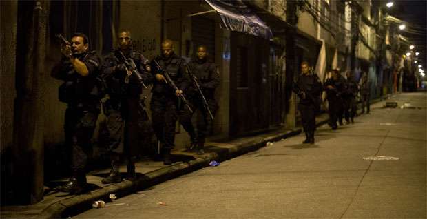 Cerca de 1,4 mil policiais entraram nas duas favelas por volta das 5h de domingo ( AFP PHOTO/Christophe Simon) Cerca de 1,4 mil policiais entraram nas duas favelas por volta das 5h de domingo ( AFP PHOTO/Christophe Simon)