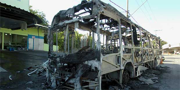 O ônibus foi completamente destruído pelos criminosos (Ramon Lisboa/EM/D.A Press) O ônibus foi completamente destruído pelos criminosos (Ramon Lisboa/EM/D.A Press)