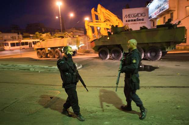 Polícia prendeu 16 suspeitos durante ocupação (CHRISTOPHE SIMON / AFP) Polícia prendeu 16 suspeitos durante ocupação (CHRISTOPHE SIMON / AFP)