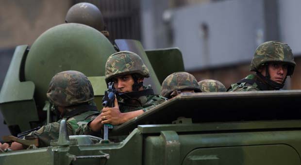 CHRISTOPHE SIMON / AFP (Soldados do exército durante ocupação de favelas no Rio de Janeiro) CHRISTOPHE SIMON / AFP (Soldados do exército durante ocupação de favelas no Rio de Janeiro)