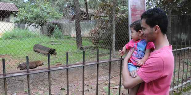 Zootecnista Aldre Brito passeava com o filho, de 2 anos, e se mostrou preocupado com a notícia do surgimento da doença no zoo
 (Marcos Vieira/EM/D.A Press)