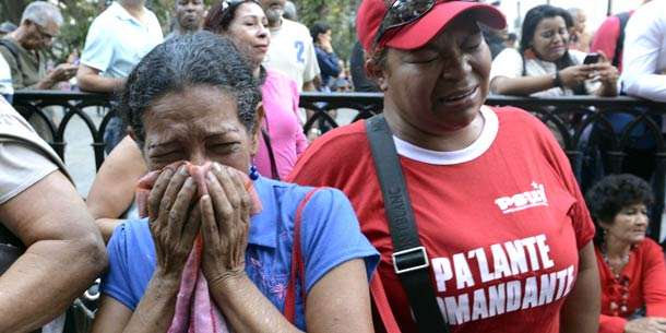 Emoção tomou conta das ruas de Caracas, a capital da Venezuela, após o anúncio da morte de Chávez (AFP Photo/Juan Barretp)