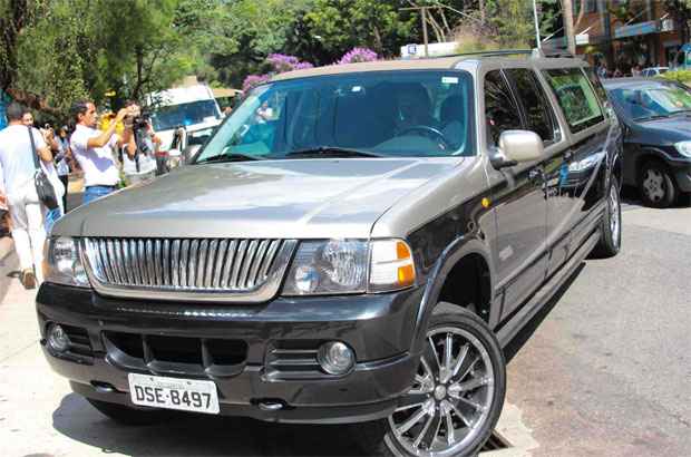 Carro funerário com o corpo de Chorão saiu de São Paulo no fim da tarde desta quarta-feira (RAUL MONTECINOS/FUTURA PRESS/ESTADAO CONTEUDO ) Carro funerário com o corpo de Chorão saiu de São Paulo no fim da tarde desta quarta-feira (RAUL MONTECINOS/FUTURA PRESS/ESTADAO CONTEUDO )