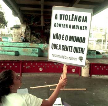 Mineiras fizeram oficina de cartazes para a manifestação que ocorrerá amanhã. (Facebook/Reprodução Internet)
