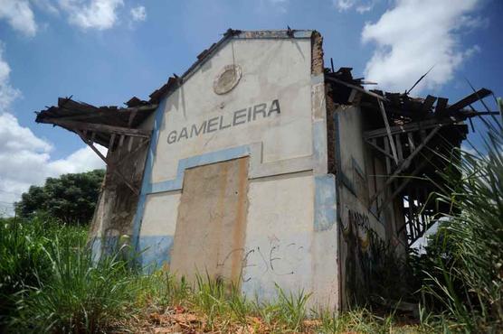 Cercado por mato, prédio atrai vândalos e deixa moradores do entorno vulneráveis. Nesta semana, o que sobrou do imóvel recebe oficialmente indicação para tombamento Cercado por mato, prédio atrai vândalos e deixa moradores do entorno vulneráveis. Nesta semana, o que sobrou do imóvel recebe oficialmente indicação para tombamento