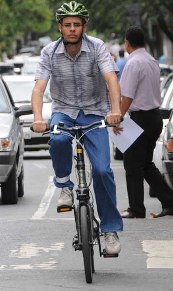 Humberto Guerra usa a bicicleta como meio de transporte e lazer: 'É econômico. Evito gastos commédicos, remédio e até academia' (Beto Novaes / EM/ DA Press) Humberto Guerra usa a bicicleta como meio de transporte e lazer: 'É econômico. Evito gastos commédicos, remédio e até academia' (Beto Novaes / EM/ DA Press)