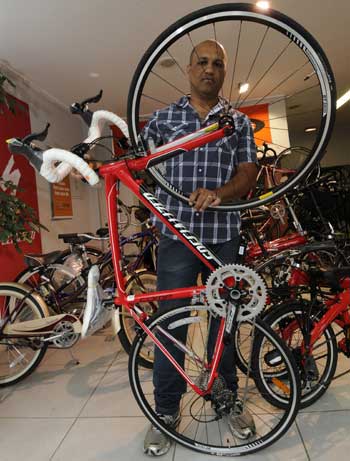 Renato Barcelos, gerente comercial de rede especializada em comércio de bikes: procura aquecida de Venda Nova à Savassi (Jair Amaral/EM/D.A Press) Renato Barcelos, gerente comercial de rede especializada em comércio de bikes: procura aquecida de Venda Nova à Savassi (Jair Amaral/EM/D.A Press)