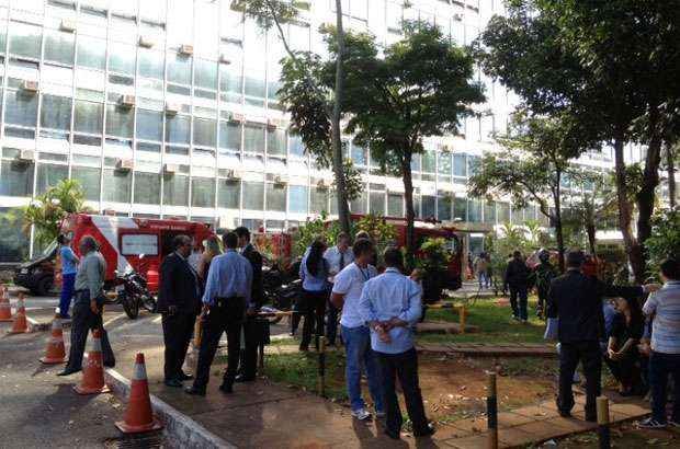 Um rapaz teria acionado o Corpo de bombeiros dizendo que colocou o artefato no local, em resposta a demiss�o recente (Gustavo Moreno/CB/D.A.Press)