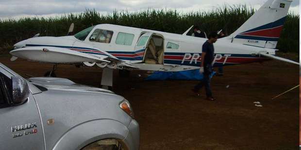 No avião interceptado no sábado, foram encontrados 447 kg de entorpecentes e, anteontem, a PF localizou em um sítio o resto da carga trazida pelos traficantes (PFMG/Divulgação) No avião interceptado no sábado, foram encontrados 447 kg de entorpecentes e, anteontem, a PF localizou em um sítio o resto da carga trazida pelos traficantes (PFMG/Divulgação)