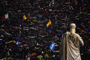 Multidão comemora a escolha do novo papa pelo conclave (GIUSEPPE CACACE / AFP)