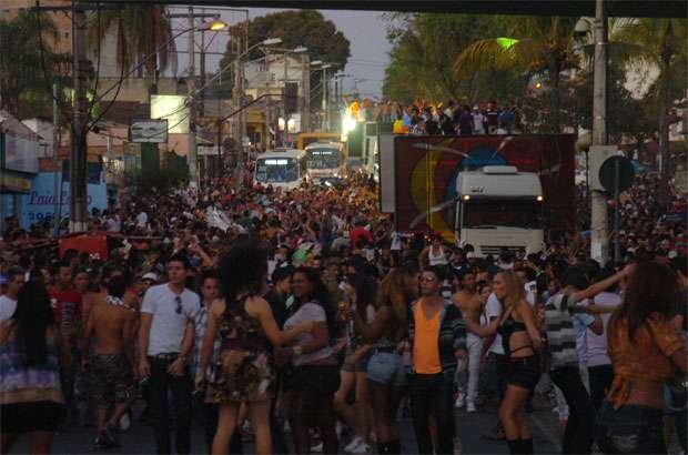 Parada do orgulgo LGBT em Betim, na Grande BH: Minas ainda n�o tem conselho (Ramon Lisboa/EM  )