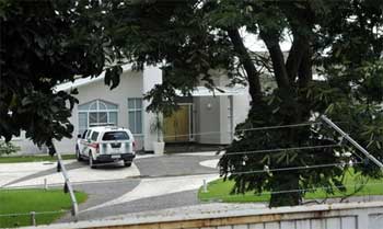 Casa fica no Conjunto 1 da ML 10 e pertence a casal de diplomatas brasileiros: polícia ainda não apreendeu nenhum dos suspeitos (Ronaldo de Oliveira/CB DA Press) Casa fica no Conjunto 1 da ML 10 e pertence a casal de diplomatas brasileiros: polícia ainda não apreendeu nenhum dos suspeitos (Ronaldo de Oliveira/CB DA Press)