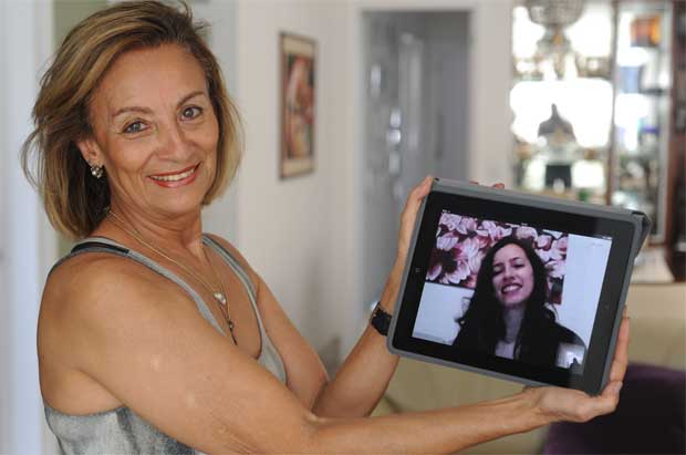 Além do computador, Maria da Purificação Figueiredo Sepúlveda, de 74 anos, tem um iPad por meio do qual conversa com a filha Mônica, que mora na Alemanha (Leandro Couri/EM/D.A Press)