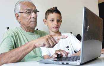 Uma das paixões de Adalberto Fernandes de Souza, de 70 anos, é se divertir na máquina com o neto Samuel, de 8 anos  (Beto Novaes/EM DA Press)