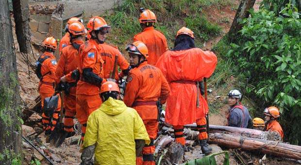 Bombeiros trabalham no resgate de vítimas de soterramento em Petrópolis (AFP PHOTO/VANDERLEI ALMEIDA ) Bombeiros trabalham no resgate de vítimas de soterramento em Petrópolis (AFP PHOTO/VANDERLEI ALMEIDA )