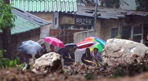 AFP PHOTO/VANDERLEI ALMEIDA (Moradores observam a destruição provocada pela chuva em Petrópolis ) AFP PHOTO/VANDERLEI ALMEIDA (Moradores observam a destruição provocada pela chuva em Petrópolis )