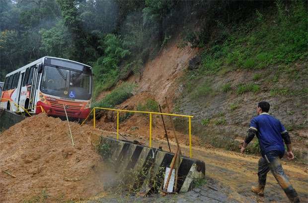 A circula��o em v�rias vias foi comprometida ap�s os deslizamentos (T�nia R�go/ABr)